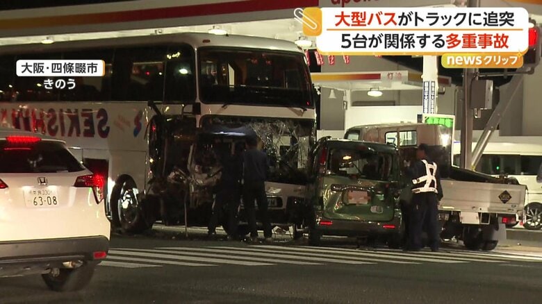 バスとトラックの間に挟まれた乗用車