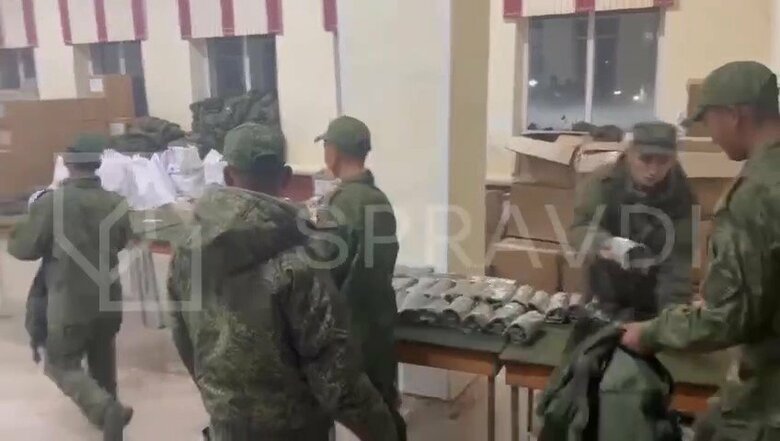 軍服などの支給を受ける北朝鮮兵（ウクライナ文化情報省より）
