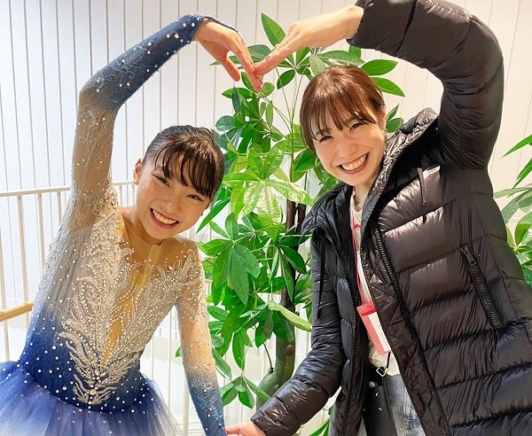 武田奈也コーチと笑顔でポーズする宮本琉花