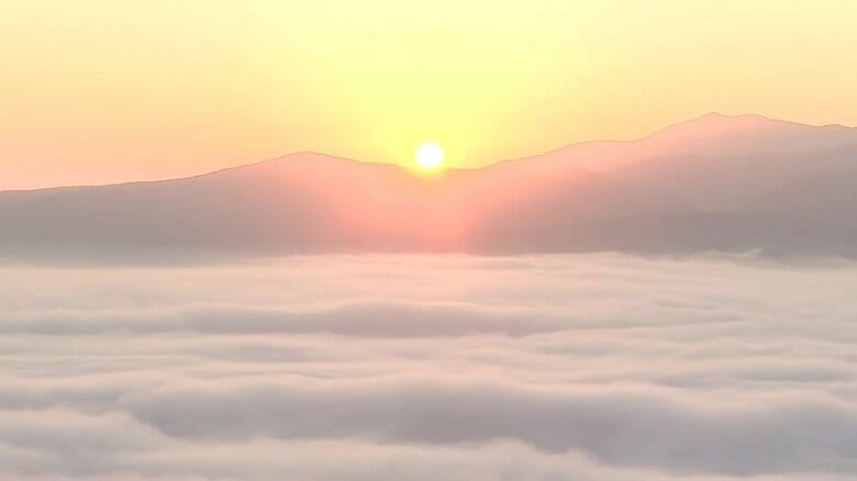 一面に広がる「雲海」（遠野市の高清水展望台、午前6時頃）