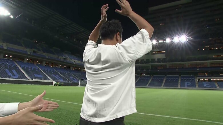 スローインをする選手の背中はこの距離！