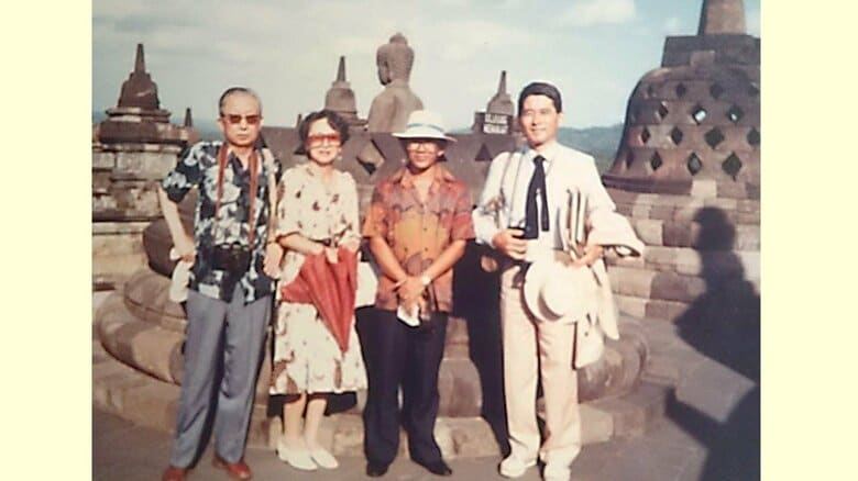 故・千原大五郎さん（写真左端　Maulana Abdurahim Ibrahim氏/上智大学提供）