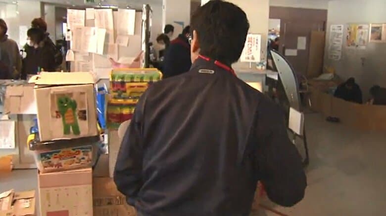 2011年3月 避難所を確認する佐藤町長