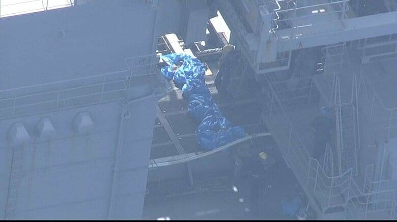 ブルーシートで覆われたものが確認できる