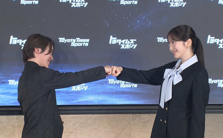 競技会復帰会見でグータッチする宇野と本田