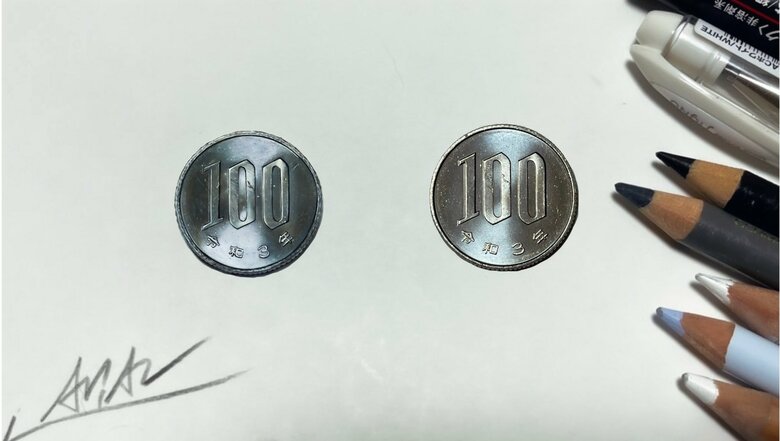 左：色鉛筆で描いた100円玉　右：本物の100円玉（提供：ARIAさん）