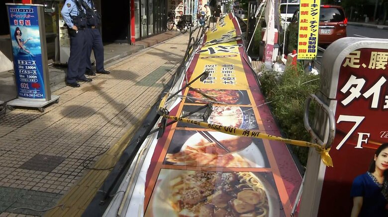 突風で屋根や看板が吹き飛ばされる被害も