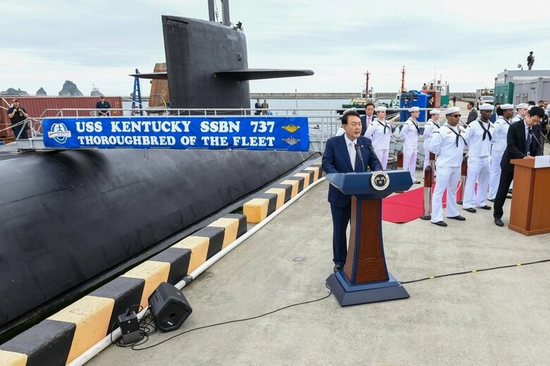 米戦略ミサイル原潜ケンタッキーを背景にスピーチした尹大統領（2013年7月19日・米国防総省公式画像）