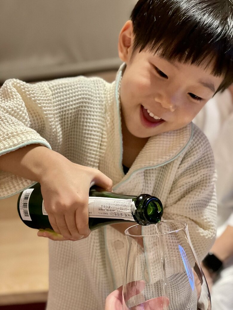 旅先で「今日は楽しい時間をありがとうね」などを言いながらお酌をする長男くん