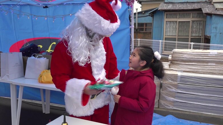 子供たちにお菓子のプレゼント