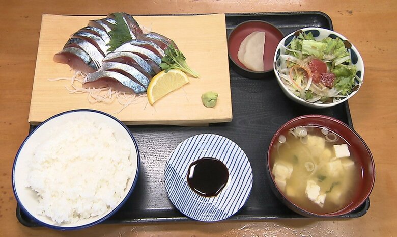 「市場食堂」の首折れサバ刺し定食（1600円）