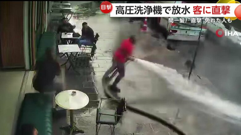 まるで消火活動を行うかのごとく大量に放水していた店主