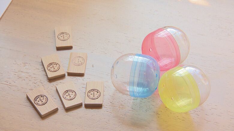 カプセルには1～3枚のチロル（独自通貨、1枚100円）が入っている