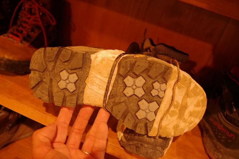 応急処置で剥がれたソールを固定（画像：石井スポーツ提供）