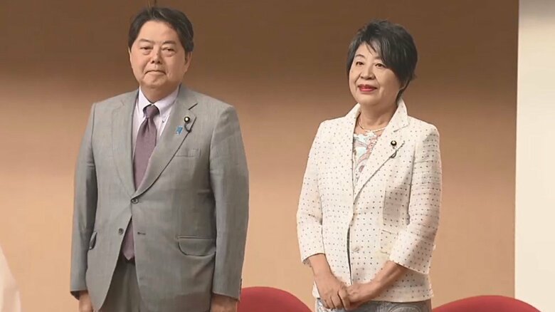 林芳正氏と外相に就任した上川陽子氏（14日 外務省）