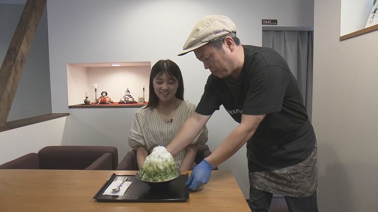 かき氷を提供する平さん