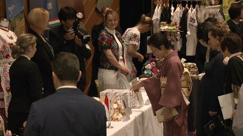 「いけばなインターナショナルフェア2025」でチャリティーバザーを見て回られる久子さま