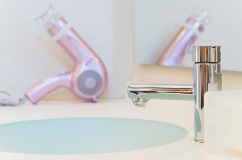 自宅にあるドライヤーを活用（画像はイメージ）