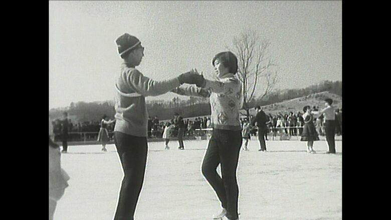 昭和43（1968）年「氷上フォークダンスのつどい」で参加者にダンス指導する三笠宮さま