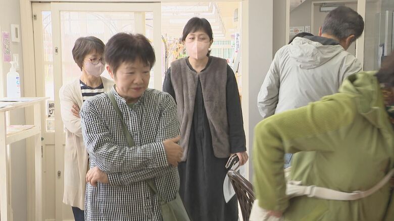 開店と同時に次々と来店する客