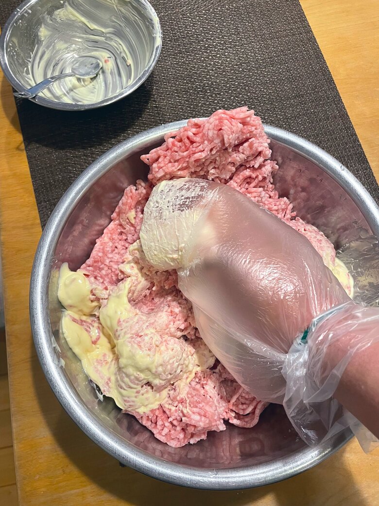 豚ひき肉にマヨネーズと片栗粉を加えてよく混ぜる（提供：「べちか（@10chf）」さん）　※パックに入れたままでもOK
