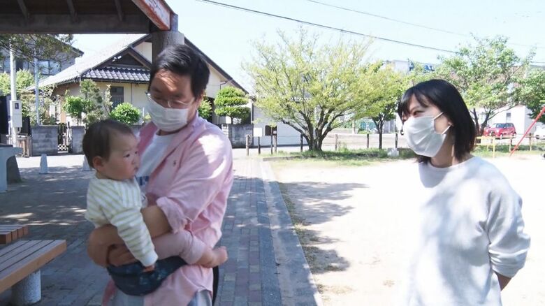 公園で散歩する小川さん一家