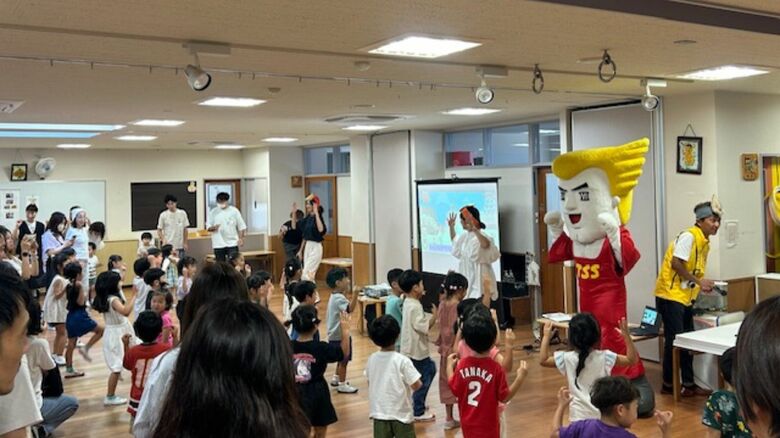 「ヒロシマイケル」とともに“どっこくん体操”を楽しむ子どもたち