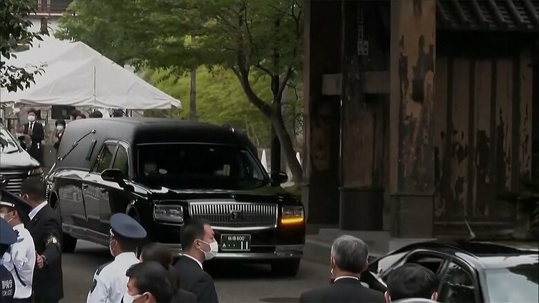 安倍元首相の遺体を乗せた車は、午後2時38分ごろ、増上寺を後にした(東京･港区）