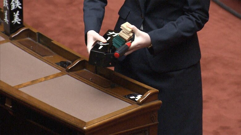 「除名」決定後、ガーシー議員の札は撤去された（3月15日 参院本会議場）