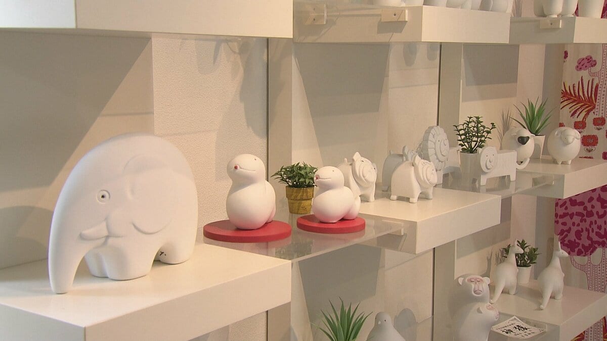 波佐見焼の新境地「白磁の動物園」79歳陶芸家が生み出す2025年の干支の