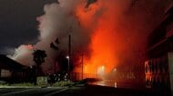 【続報】「すごい火の粉と黒い煙」富山市西長江の住宅地で火事　住宅から火の手が大きく上がる