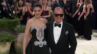 ニューヨークでファッションの祭典「メットガラ」始まる　アン・ハサウェイさんらがきらびやかな衣装を披露