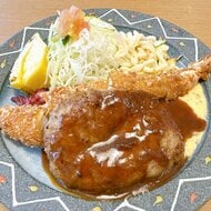 鉄板からはみ出す「ジャンボエビフライ」やエビフライ×ハンバーグの「ジャバーグ」も健在… 創業30年の老舗洋食店
