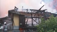 住宅2棟が全焼 2人死亡 住人夫婦と連絡取れず