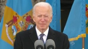 バイデン氏が涙 トランプ氏はお別れ動画 新旧大統領 前夜のようすは...