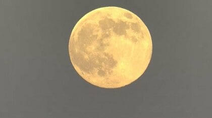 2025年最大の満月「スーパームーン」秋の夜空に浮かぶ　4月の満月よりも直径が約14パーセント大きく　福岡