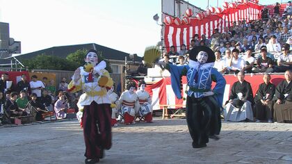 【長崎くんち開幕】1番手を務める新橋町「阿蘭陀万歳」長崎検番の芸妓衆がオランダ人をコミカルに演じる