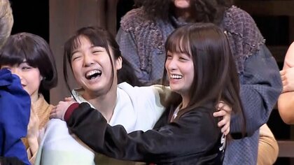 橋本環奈＆上白石萌音“千秋楽”に抱き合い歓喜…緊張しらず？最終日も「ぐっすり眠れた」