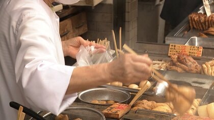 ナフサ不足が直撃　老舗おでん店は“マイ容器”持参を呼びかけ　青果店で野菜をくるむのは“ラップ”でなく“新聞紙”