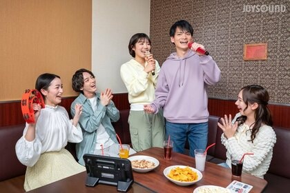 カラオケもタイパ!?JOYSOUNDがサビだけ全力で歌える「サビカラ」や「短い曲」のランキングを発表!TikiTokでバズった「Bling-Bang-Bang-Born」が首位!