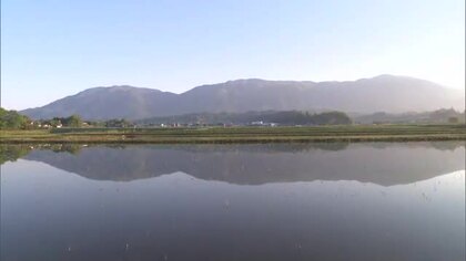 １０００メートル級の山々が水田に！？田植えの季節に現れる逆さの絶景「逆さ那岐連峰」【岡山・奈義町】