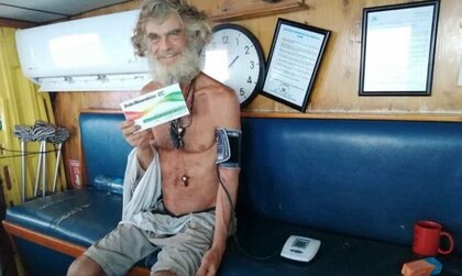 【奇跡】太平洋３カ月漂流の男性（54）と犬が３カ月ぶりに救助　雨水と生魚で生き延びる