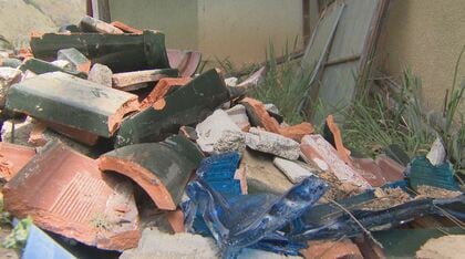 【地震】最大震度5強の揺れから1日…　各地で屋根瓦が落下　住宅の壁にひび「余震でまたズレ…ひびが開いている」翌日まで震度1以上を18回観測　1週間程度は大きな地震に注意を