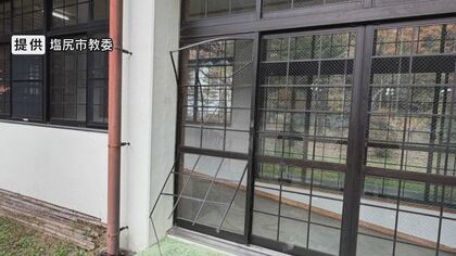「クマの通り道に」小中学校の窓が壊される　子どもが心配…保護者が送迎、外での活動控える　猟友会は箱わな設置　警察などがパトロール