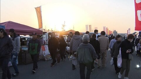 八戸市で「館鼻岸壁朝市」開催　地震前と変わらぬ人出に安堵の声も　後発地震注意情報受け安全対策徹底