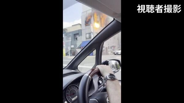 「爆発の瞬間」3階の窓から炎が噴き出す 60代女性が心肺停止 京都の飲食店が入るビルで火事｜FNNプライムオンライン - FNNプライムオンライン