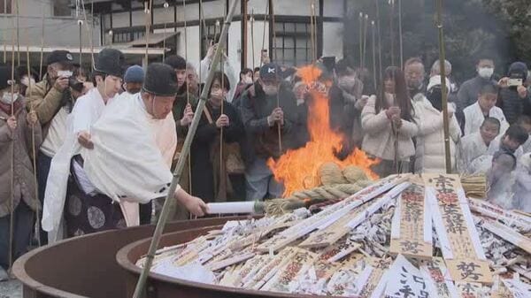 岡山市の宗忠神社 正月飾りなど焚き上げる恒例の「どんど祭」餅 ...