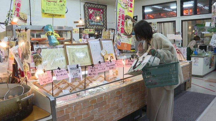 ハローの総菜コーナーで商品を吟味する買い物客