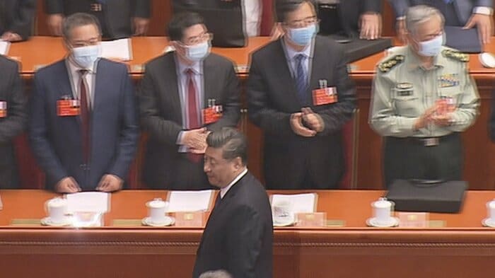 握手をしないで歩く習近平国家主席