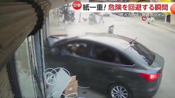 猛スピードで店に突っ込んだ車